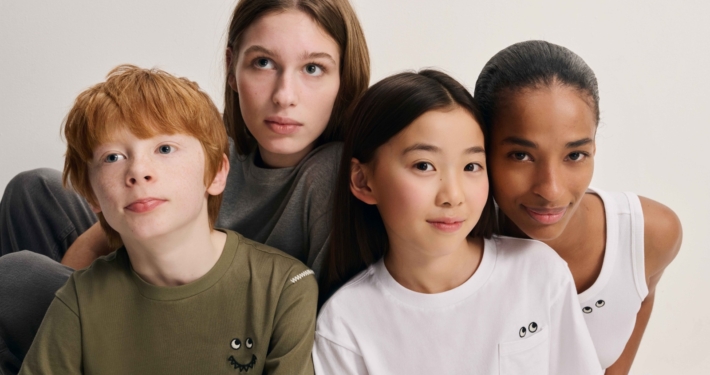 UNIQLO x ANYA HINDMARCH 2025夏季聯名系列 T-SHIRT SHOP 形象照-4 (1)